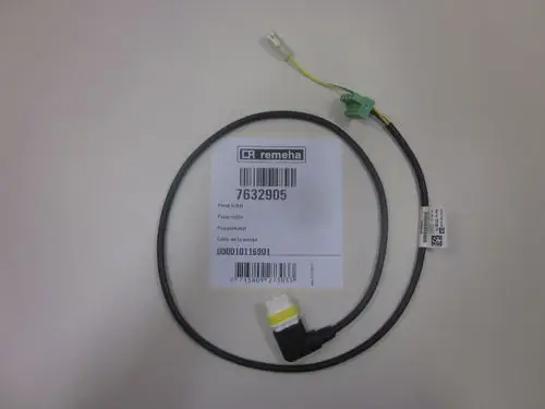 Kabel von Remeha mit steckerfertigem Anschluss für eine Pumpe. Auf dem Kabel befindet sich ein Etikett mit Artikelnummer und Herstellerinformationen.